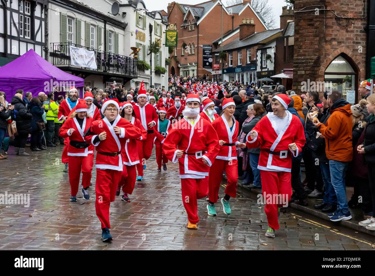 Il Santa Dash del 2023 attraversò il villaggio di Lymm, Cheshire, al Dickensian Day Festival Foto Stock