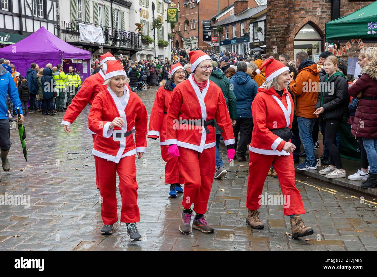 Il Santa Dash del 2023 attraversò il villaggio di Lymm, Cheshire, al Dickensian Day Festival Foto Stock
