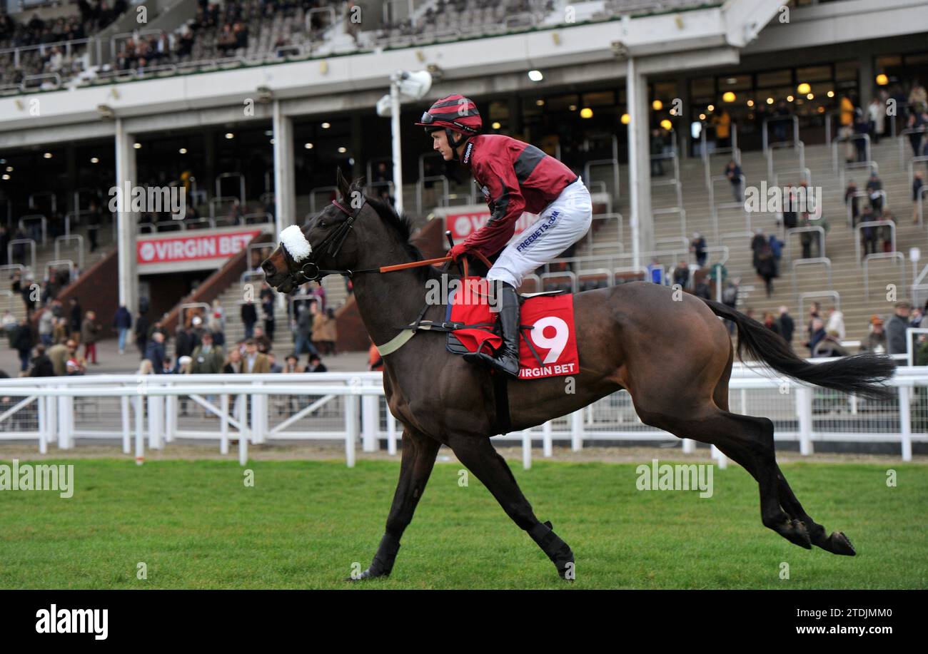 Gare a Cheltenham il 2° giorno del Christmas Meet Race 4 The Virgin Bet December Gold Cup handicap Chase Grandeur D'Ame guidato da Tom Bellamy su Foto Stock