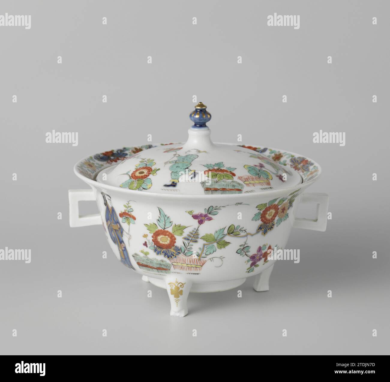 Decel van Terrine, manifattura di porcellana Meissener, c. 1725 - c. 1730 copertura di porcellana dipinta. Il coperchio è dipinto con una figura che corre, siepi legate, un leone e fiori. Galleggiare la copertura in porcellana di porcellana verniciata. Il coperchio è dipinto con una figura che corre, siepi legate, un leone e fiori. Frattazzo in porcellana Foto Stock