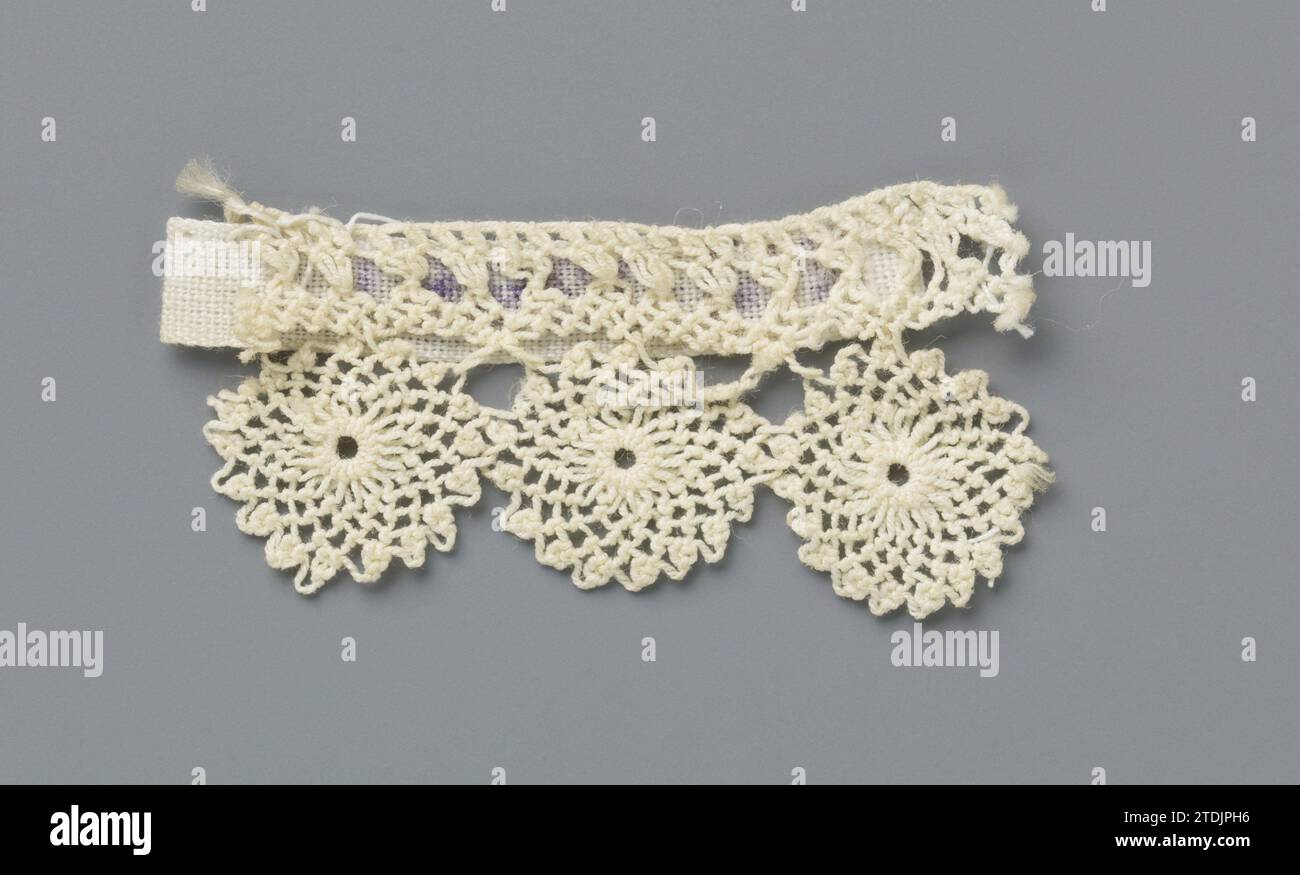 Striscia di lato annodato con tre cerchi sotto una stretta pista rettilinea, Anonimo, 1900 - 1922 Striscia di lato annodato naturale: Chebka. Tre cerchi sotto una stretta carreggiata rettilinea. Lino palestinese (materiale) striscia di lato annodato naturale: Chebka. Tre cerchi sotto una stretta carreggiata rettilinea. Lino per Palestina (materiale) Foto Stock