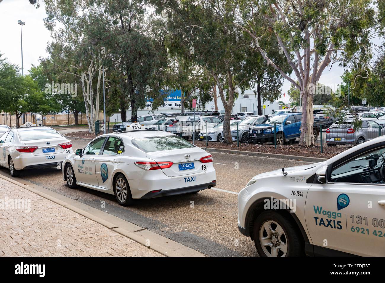 I taxi australiani aspettano i clienti fuori dall'aeroporto Wagga Wagga nel nuovo Galles del Sud, Australia Foto Stock