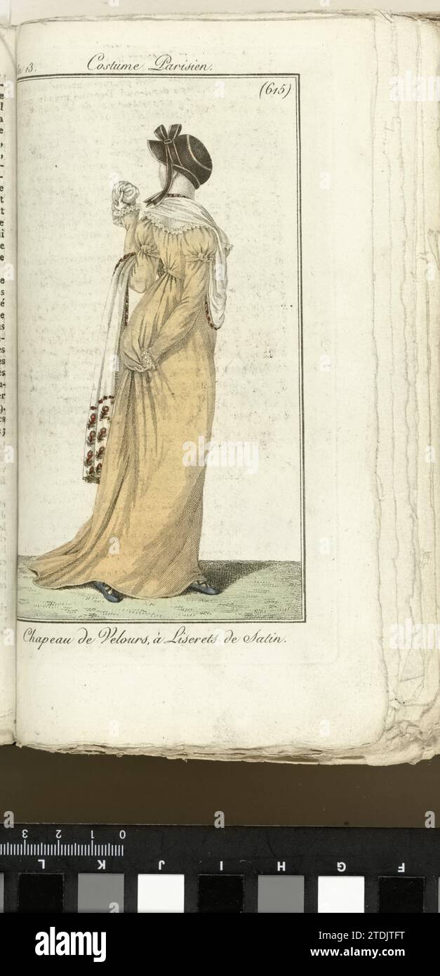 Diario delle signore e degli abiti, costume parigino, 1805, anno 13 (615) cappello di velluto, con Liserets de Satin, Horace Vernet, 1805 donna sul retro, camminando a destra, sulla testa un cappello di velluto, con piping di raso. Intorno alle spalle, sopra l'abito giallo, un involucro bianco con un bordo di fiori ricamati. Sotto il vestito si possono vedere i nasi delle scarpe piatte con pneumatici di cavallo (Cothurnes). La stampa fa parte della rivista di moda Journal des Dames et des Modes, pubblicata da Pierre de la Mésangère, Parigi, 1797-1839. Incisione di carta donna sul retro, camminando verso destra, sulla testa a Foto Stock