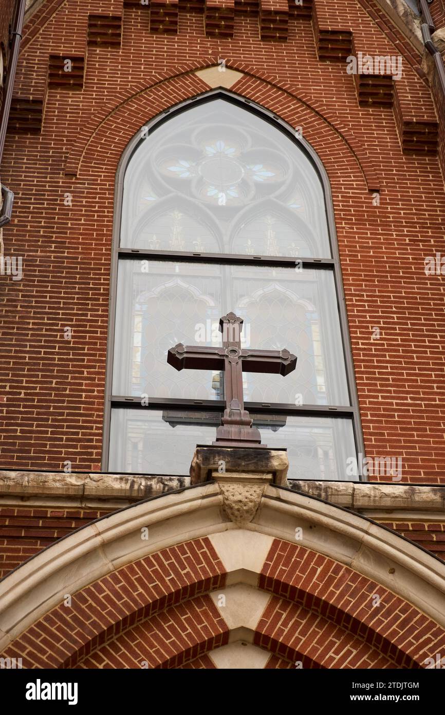 Fede architettonica: L'emblematica Croce e finestra gotica della Cattedrale di Saint Paul a Birmingham, Alabama. Foto Stock