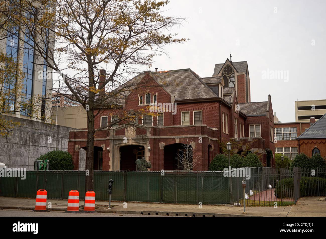 Edificio storico in mattoni e pietra accanto alla Cattedrale di Saint Paul a Birmingham, Alabama Foto Stock