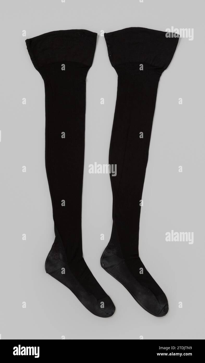 Quadrato di seta nera semplice con base e lavello di cotone, anonimo, c. 1915 - c. 1935 quadrato di seta nera piena con base e bordo in cotone. Cucitura al centro. Paesi Bassi intero: Silk. Piede: Cotone (tessuto). Tavola: Maglia in cotone (tessuto) quadrato di seta nera piena con base e bordo in cotone. Cucitura al centro. Paesi Bassi intero: Silk. Piede: Cotone (tessuto). Tavola: Maglia di cotone (tessile) Foto Stock