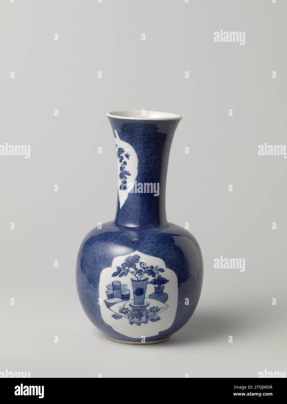 Vaso con blu polvere, antichità e spray floreali, anonimo, c. 1700 - c. 1724 vaso in porcellana con corpo sferico e collo largo svasato, verniciato in blu trasparente. Il vaso è ricoperto da un poudré blu polvere, con un salvatoio sul muro tre capesante piene di oggetti d'antiquariato, oggetti di valore e oggetti utilizzati dagli studiosi: Libri, pentola, rotolamento ecc.; due riserve a forma di foglia con rami di fiori e insetti sul collo. Bleu Poudré con blu e bianco. Porcellana cinese. glassa. Pittura cobalto (minerale) / vaso per vetrificazione di porcellana con corpo sferico e collo largo svasato, verniciato Foto Stock