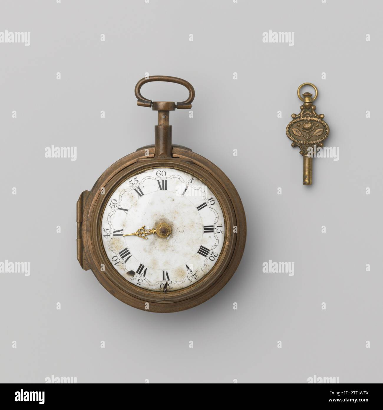 Orologio da tasca con quadrante bianco inserito, Daniel Grignion, prima del 1763 orologio da prova in rame dorato, con quadrante bianco inserito. Con una chiave sulla corda. Orologiaio: LondonAmsterdam rame (metallo). Orologio prova dorato (materiale) in rame dorato con quadrante bianco inserito. Con una chiave sulla corda. Orologiaio: LondonAmsterdam rame (metallo). doratura (materiale) Foto Stock Orologio da tasca con quadrante bianco inserito, Daniel Grignion, prima del 1763 orologio da prova in rame dorato, con quadrante bianco inserito. Con una chiave sulla corda. Orologiaio: LondonAmsterdam rame (metallo). Orologio prova dorato (materiale) in rame dorato con quadrante bianco inserito. Con una chiave sulla corda. Orologiaio: LondonAmsterdam rame (metallo). doratura (materiale) Foto Stock