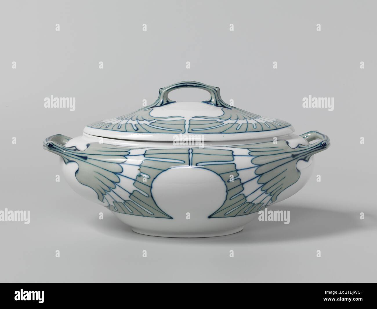 Coperchio terrina, dipinto con il decor Flügelmuster, Meissener Porzellan Manufaktur, 1901 coperchio di terrina di porcellana dipinta. Porcellana galleggiante coperchio di terrina di porcellana verniciata. Frattazzo in porcellana Foto Stock