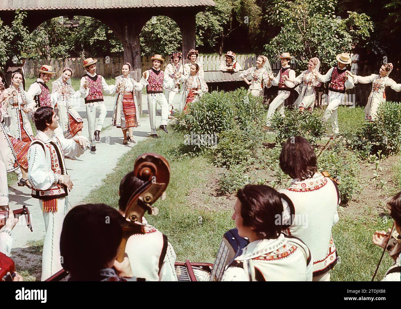 Repubblica Socialista di Romania, circa 1979. Un folklore si riunisce indossando splendidi costumi nazionali che eseguono una danza tradizionale. Foto Stock