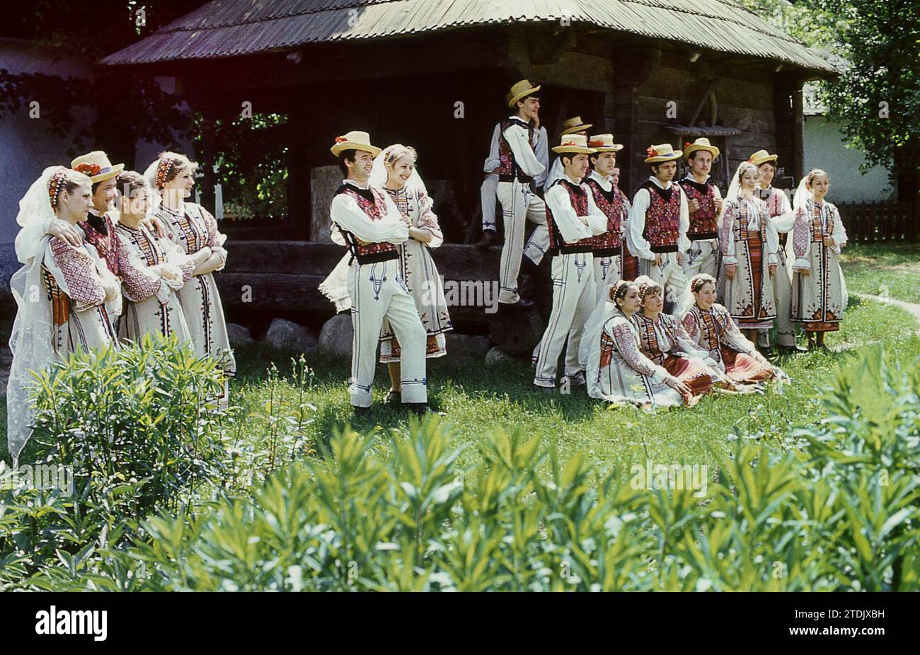 Repubblica Socialista di Romania, circa 1979. Gruppo di artisti che indossano bellissimi costumi nazionali tradizionali. Foto Stock