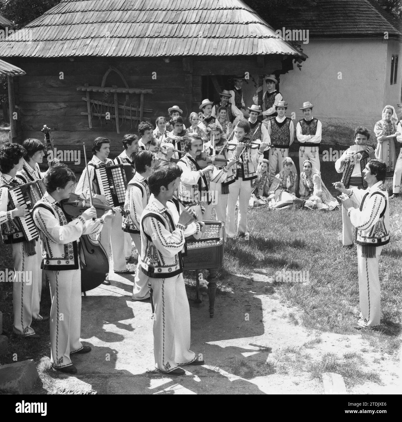 Bucarest, Repubblica Socialista di Romania, circa 1979. Gruppo folcloristico che indossa splendidi costumi tradizionali nazionali esibendosi al Museo del Villaggio (Muzeul Satului). Foto Stock