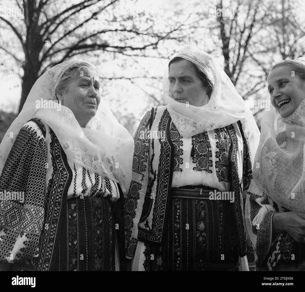 Romania, circa 1979. Le donne della regione dell'Oltenia indossano costumi tradizionali cuciti a mano. Foto Stock