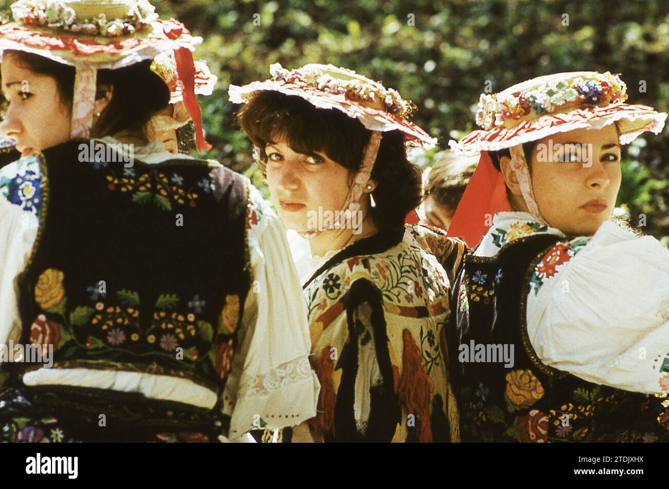 Repubblica Socialista di Romania, circa 1979. Artisti che indossano bellissimi costumi nazionali tradizionali, con cappelli decorati. Foto Stock