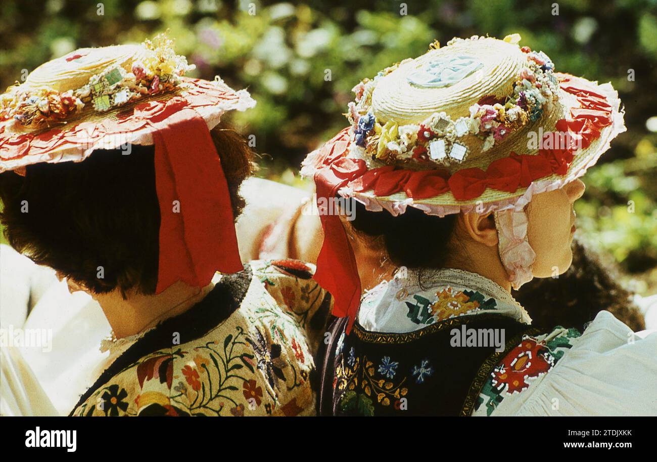 Repubblica Socialista di Romania, circa 1979. Artisti che indossano bellissimi costumi nazionali tradizionali, con cappelli decorati. Foto Stock