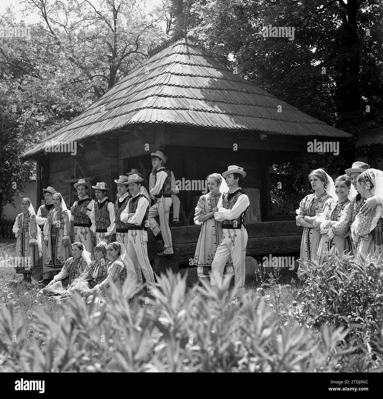 Repubblica Socialista di Romania, circa 1979. Gruppo di artisti che indossano bellissimi costumi nazionali tradizionali. Foto Stock
