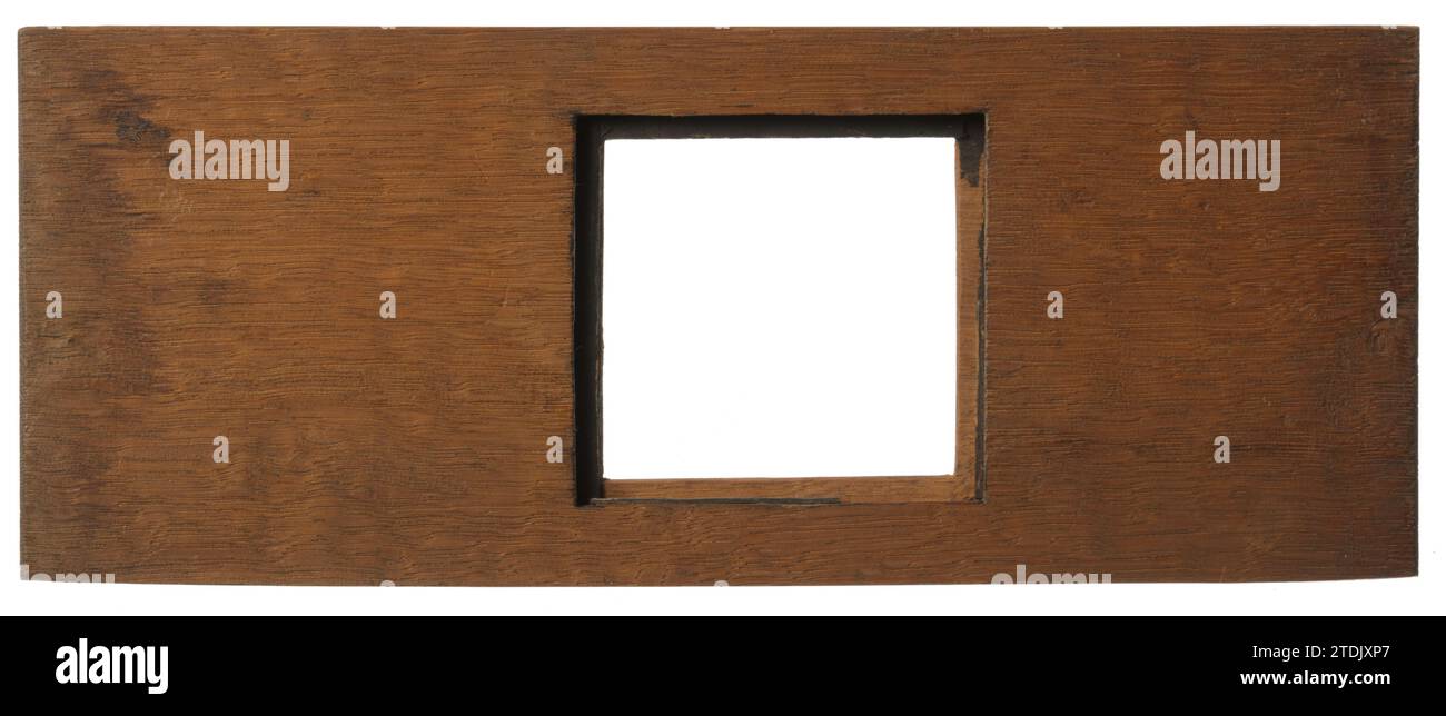 Estate per placca lanterna magica, anonima, c. 1700 - c. 1800 grezza in legno vuota per placca lanterna magica quadrata. Manca la piastra stessa. legno (materiale vegetale). rovere (legno) grezzo di legno vuoto per placca quadrata di lanterna magica. Manca la piastra stessa. legno (materiale vegetale). quercia (legno) Foto Stock