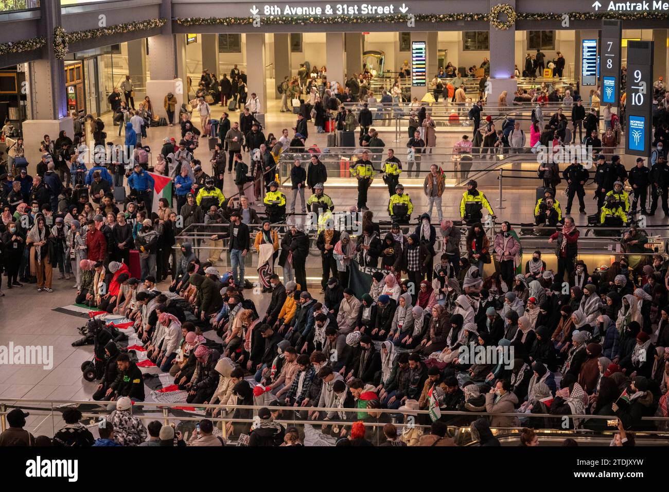 New York, USA, 18 dicembre 2023 preghiere musulmane sul pavimento della Pennsylvania Station durante il marzo dei manifestanti pro-palestinesi a Midtown Manhattan Credit: Joseph Reid/Alamy Live News Foto Stock