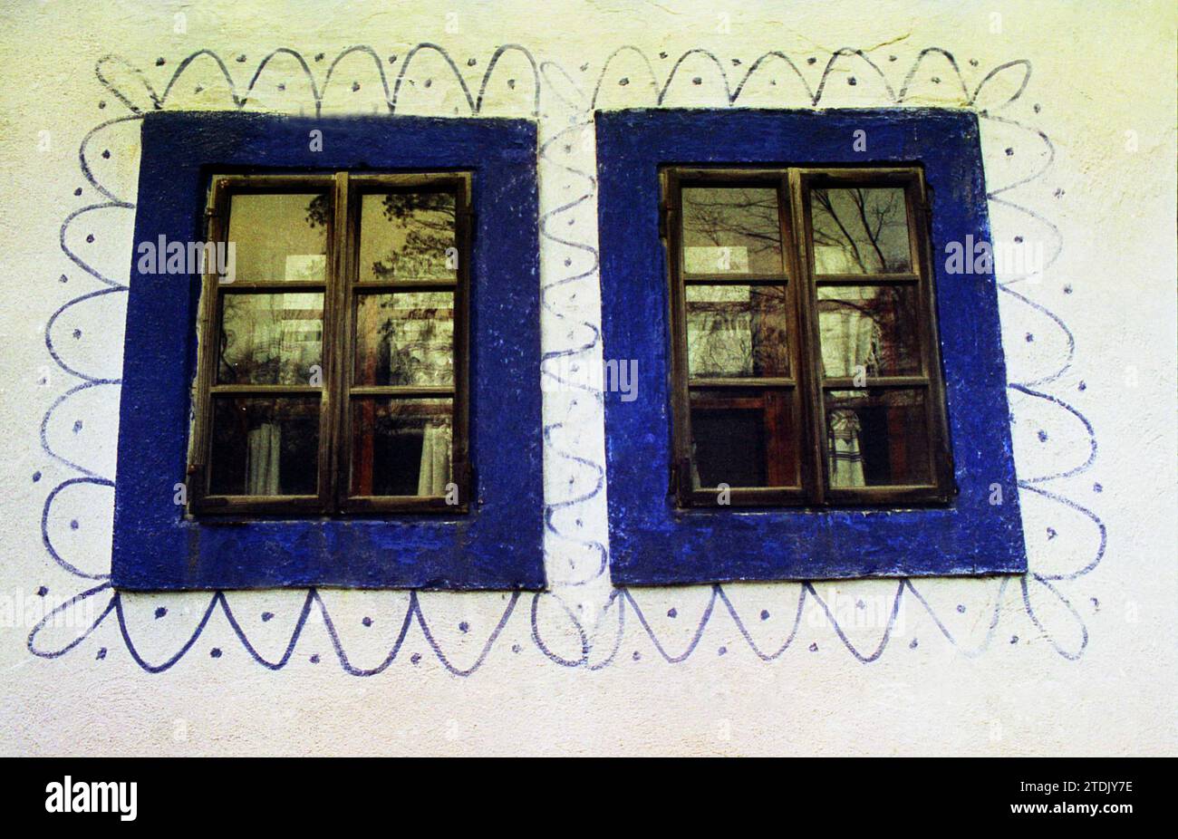 Museo del villaggio, Bucarest, Romania, circa 2000. Finestre di una casa del XIX secolo della contea di Bihor. Foto Stock