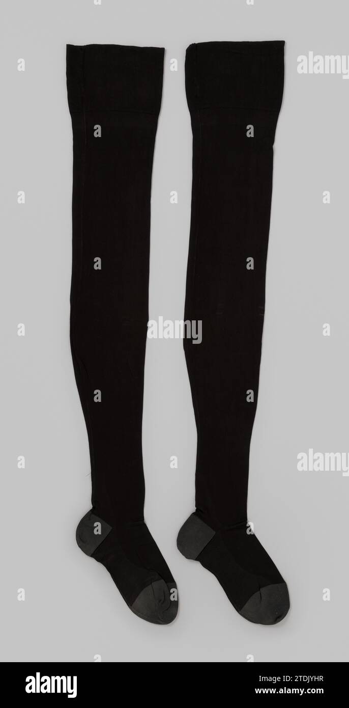 Calza in Jersey di seta nera semplice con tacco e punta in cotone, c. 1915 - c. 1935 Studio di Jersey di seta nera semplice con tacco e punta in cotone. Tavola larga. Cucitura al centro. Paesi Bassi intero: Silk. Punta e tacco: Maglia in cotone (tessuto) Studio di maglia di seta nera semplice con tacco e punta in cotone. Tavola larga. Cucitura al centro. Paesi Bassi intero: Silk. punta e tallone: maglia in cotone (tessuto) Foto Stock