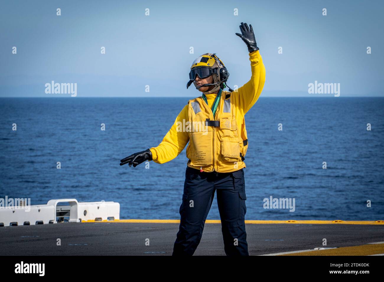 Aviation Boatswain's Mate 2nd Class Alexandria Alfordjones, nativa di Montgomery, Alabama, dirige un elicottero MH-60S Sea Hawk, assegnato alle "wildcards" dell'Helicopter Sea Combat Squadron (HSC) 23 durante le operazioni di volo a bordo della USS Boxer (LHD 4), 9 dicembre 2023. Il Boxer Amphibious Ready Group, composto da Boxer, USS Somerset (LPD 25) e USS Harpers Ferry (LSD 49), e la 15th Marine Expeditionary Unit imbarcato stanno conducendo operazioni integrate di addestramento e di routine nella 3rd Fleet degli Stati Uniti. (Foto della Marina degli Stati Uniti di Mass Communication Specialist 2nd Class James Finney) Foto Stock