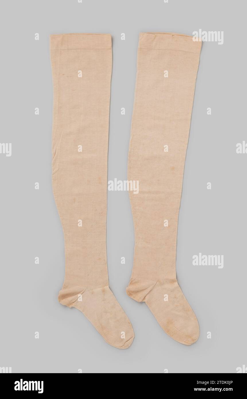 Luccichio di mezzo lato bianco con chiusura a scatto e cuciture ricamate in gomma, sempre due file di cinque punti, c. 1870 metà lato bianco, con chiusura a scatto e punti ricamati in gomma, sempre due file da cinque punti. Cucitura al centro. Paesi Bassi (possibilmente) interi: Maglia/ricamo metà lato bianco, con chiusura a scatto e punti da ricamo strofinati, sempre due file da cinque punti. Cucitura al centro. Paesi Bassi (possibilmente) interi: Maglieria/ricamo Foto Stock