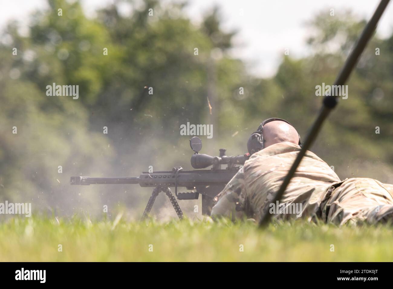 Illinois Army National Guard soldati della 106th Cavalry calibro 50 addestramento al tiro di precisione a Range 2 durante l'addestramento annuale delle unità a Fort McCoy, Wisconsin. Foto Stock