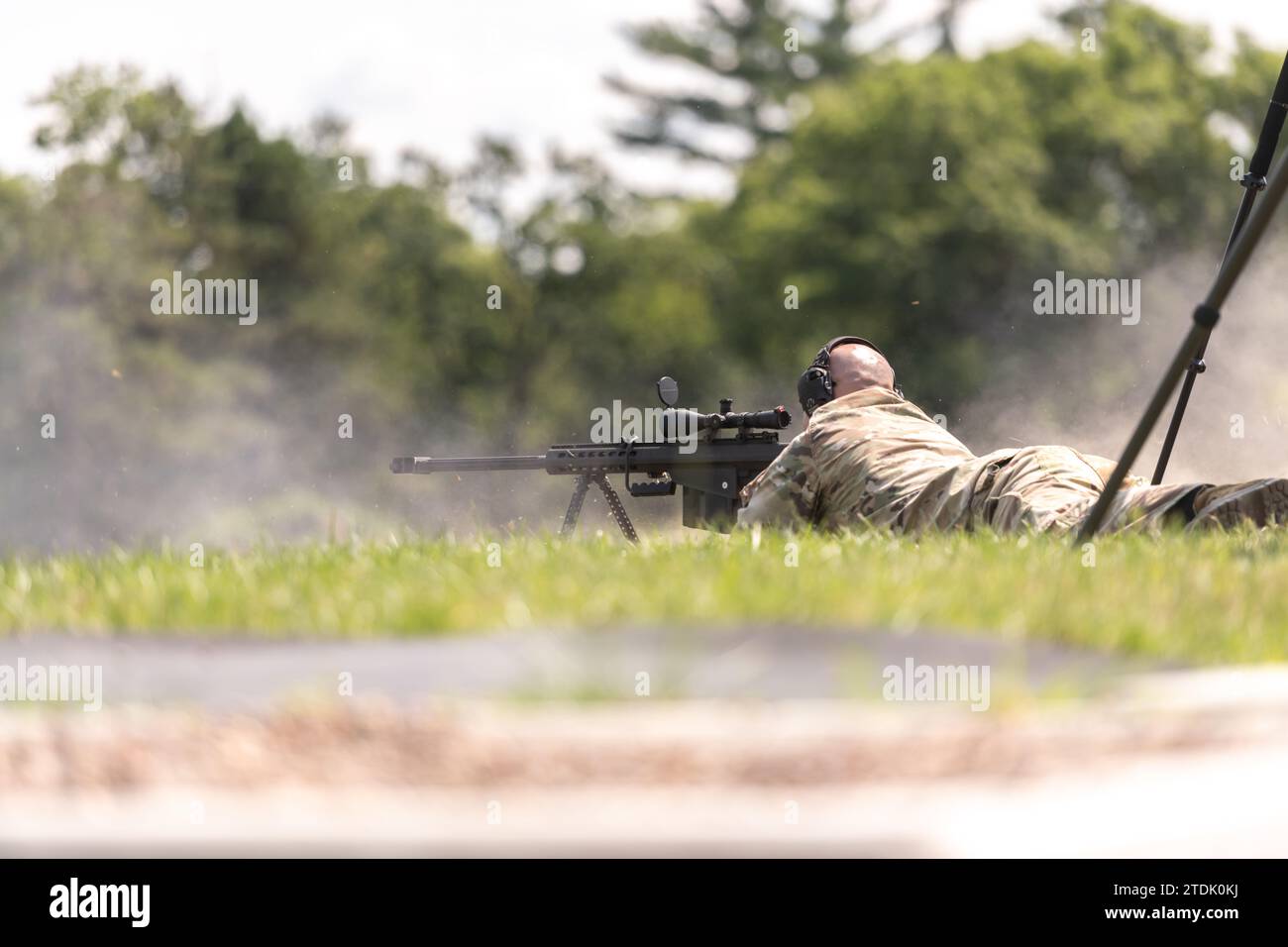 Illinois Army National Guard soldati della 106th Cavalry calibro 50 addestramento al tiro di precisione a Range 2 durante l'addestramento annuale delle unità a Fort McCoy, Wisconsin. Foto Stock