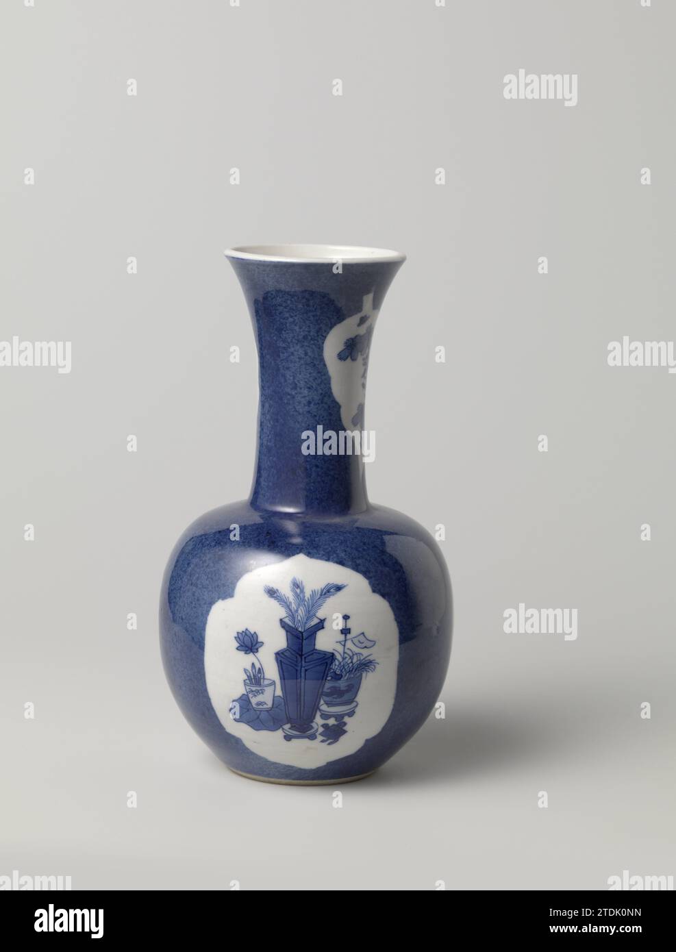 Vaso con blu polvere, antichità e spray floreali, anonimo, c. 1700 - c. 1724 vaso in porcellana con corpo sferico e collo largo svasato, verniciato in blu trasparente. Il vaso è ricoperto da un poudré blu polvere, con un salvatoio sul muro tre capesante piene di oggetti d'antiquariato, oggetti di valore e oggetti utilizzati dagli studiosi: Libri, pentola, rotolamento ecc.; due riserve a forma di foglia con rami di fiori e insetti sul collo. Bleu Poudré con blu scuro. Porcellana cinese. glassa. Pittura cobalto (minerale) / vaso per vetrificazione di porcellana con corpo sferico e collo largo svasato, verniciato Foto Stock