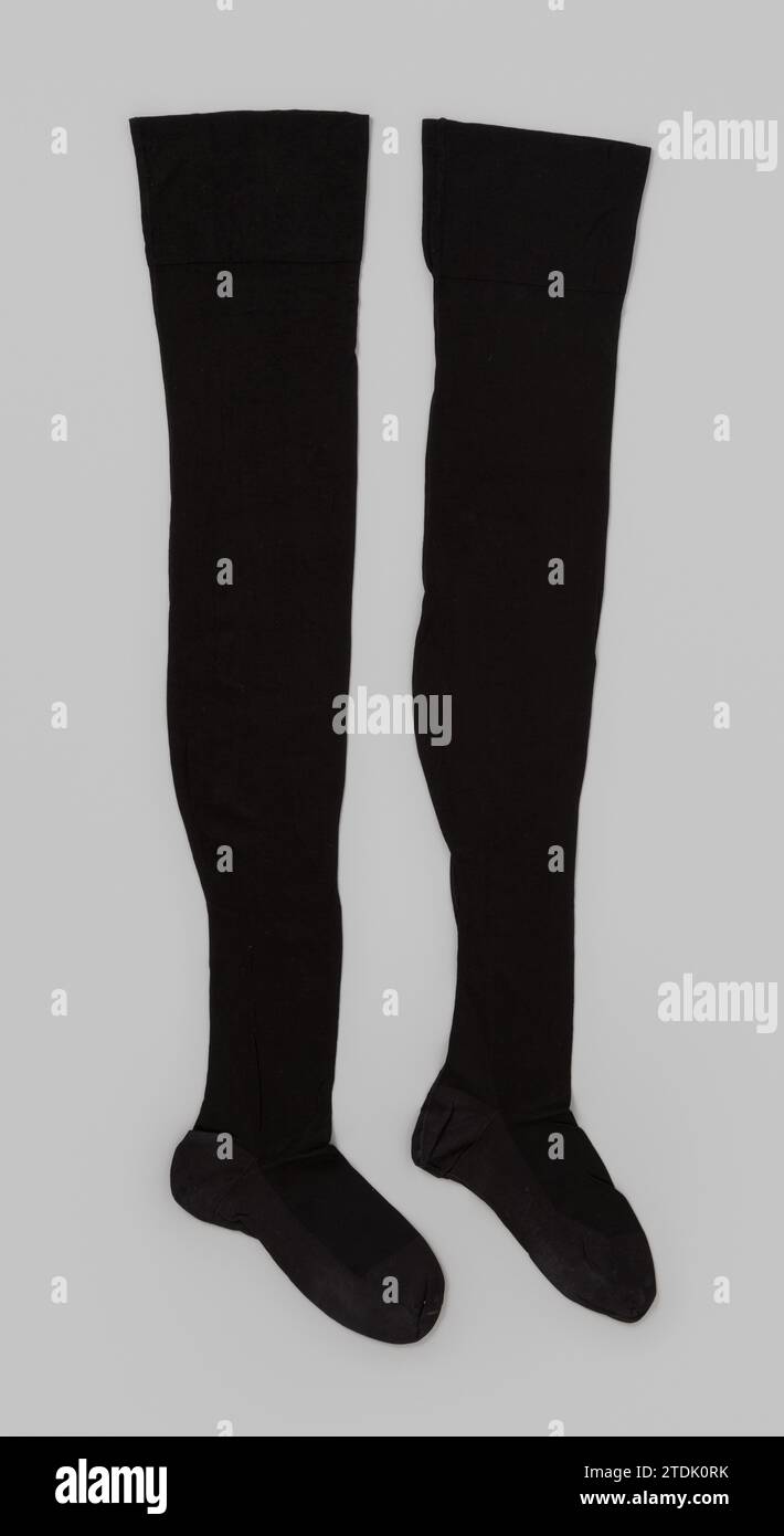 Calza di maglia di seta nera semplice con bordo largo, anonimo, c. 1915 - c. 1935 quadrato di maglia di seta nera semplice con bordo largo e cuciture al centro. Paesi Bassi intero: Silk. Maglia quadrato in maglia di seta nera semplice con bordo largo e cuciture al centro. Paesi Bassi intero: Silk. maglia Foto Stock