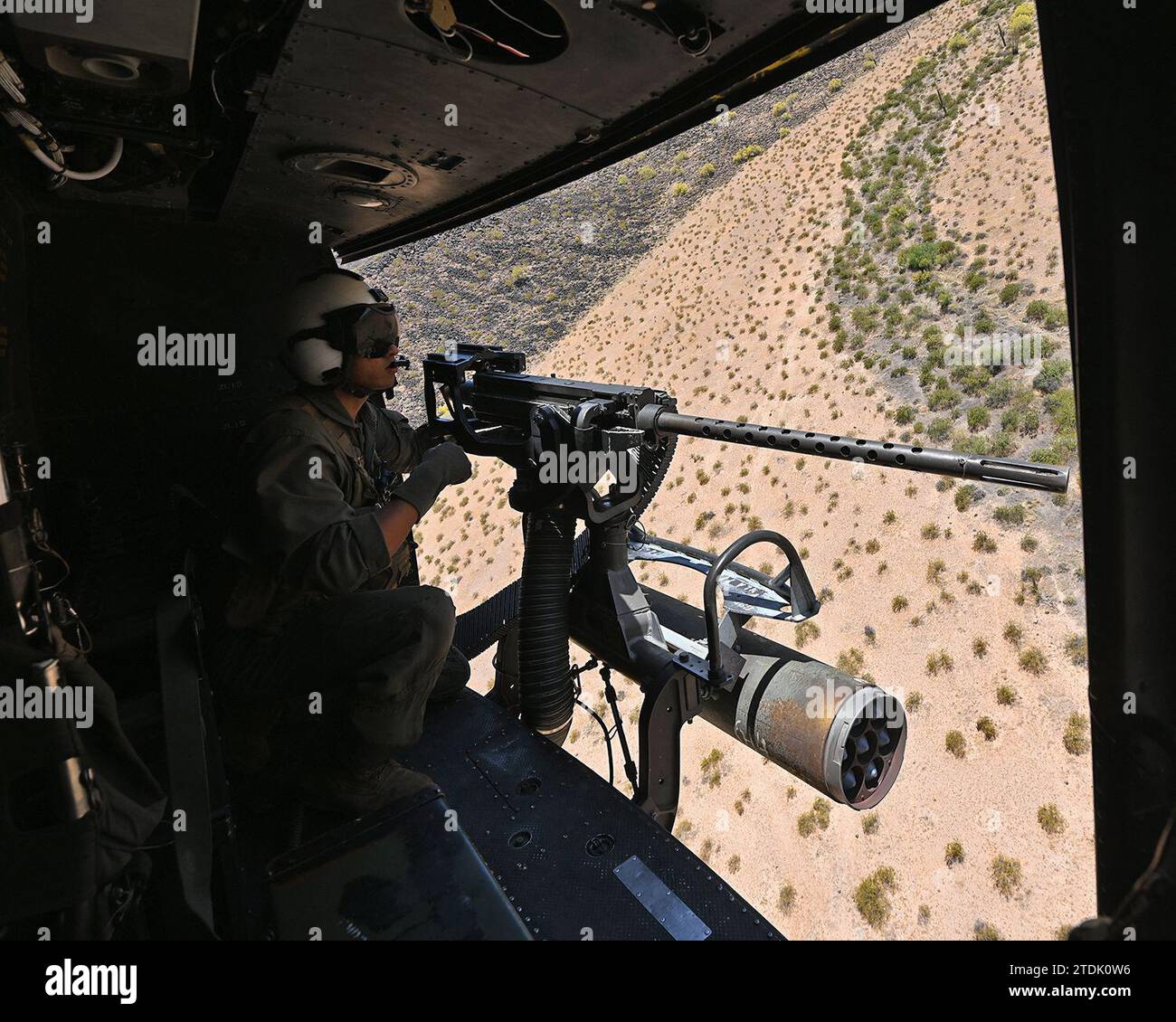 U.S. Marine Corps Lance Cpl. Rei Kitamura, Marine Light Attack Helicopter Squadron 775 Crew Chief, fornisce supporto al sistema di armi durante l'esercitazione RED FLAG-Rescue 23-1 presso il Barry M. Goldwater Range, Gila Bend, Ariz., 13 maggio 2023. Kitamura ha abbattuto un sistema d'arma guidato superficie-aria simulato, assicurandosi la scena per salvare un pilota simulato. (Foto della U.S. Air Force del sergente dello staff Abbey Rieves) Foto Stock