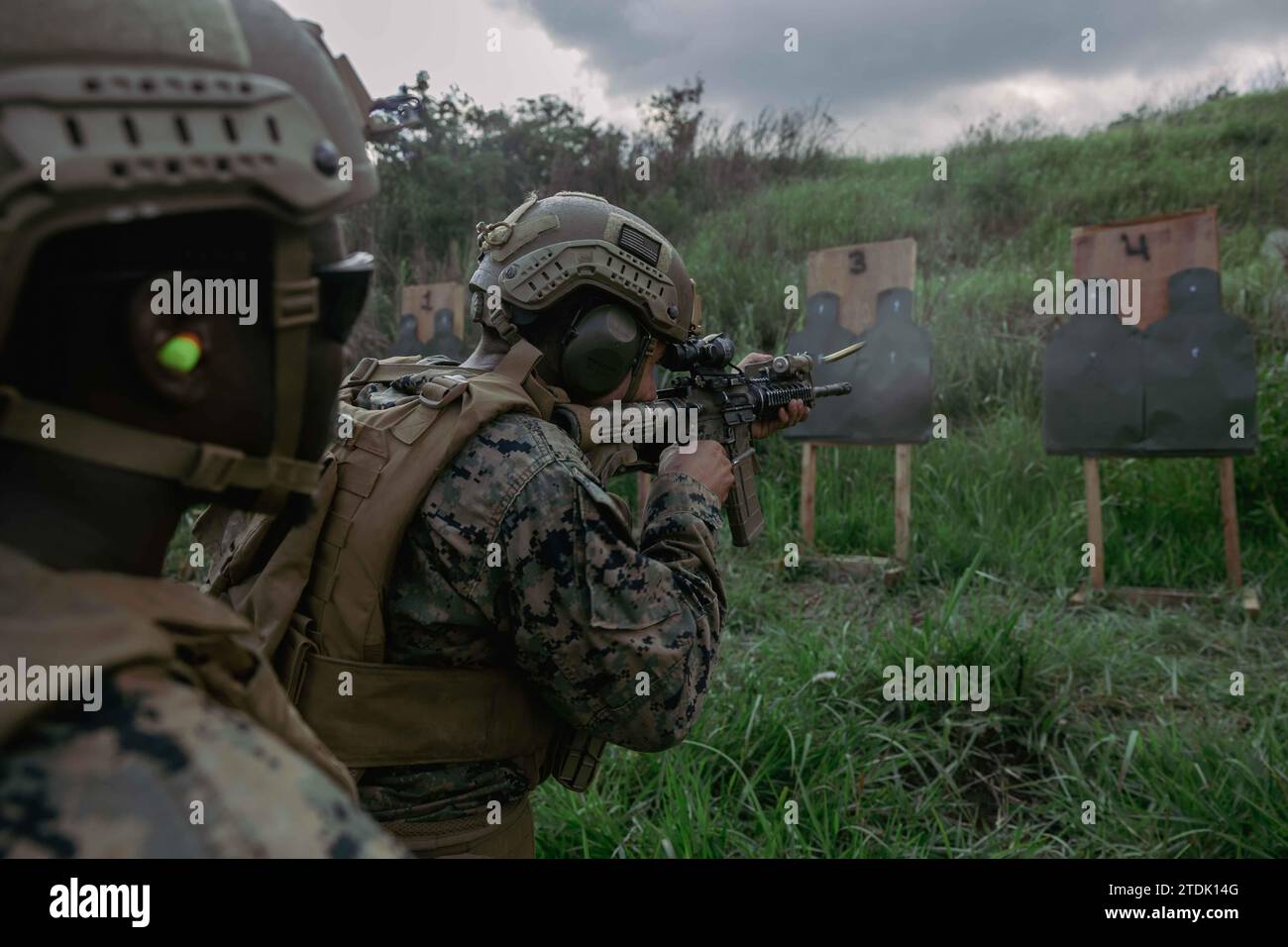 U.S. Marine Corps Corp. Lisandro Garcia Jr, un missileman anticarro, con 1st Battalion, 7th Marine Regiment, attaccato alla Marine Rotational Force-Sud-Est asiatico, fuochi contro un bersaglio ad un tavolo da fuoco vivo cinque addestramento del programma di tiro al volo durante l'esercitazione Keris Marine 2023 come parte della MRF-SEA presso la Piabung Training area a Sukabumi, Giava Occidentale, Indonesia, 6 dicembre 2023. MRF-SEA è un modello operativo delle Marine Corps Forces Pacific che coinvolge scambi con esperti in materia, promuove obiettivi di sicurezza con alleati e partner, e posiziona le forze MEF a ovest della International Date Line. (U. Foto Stock