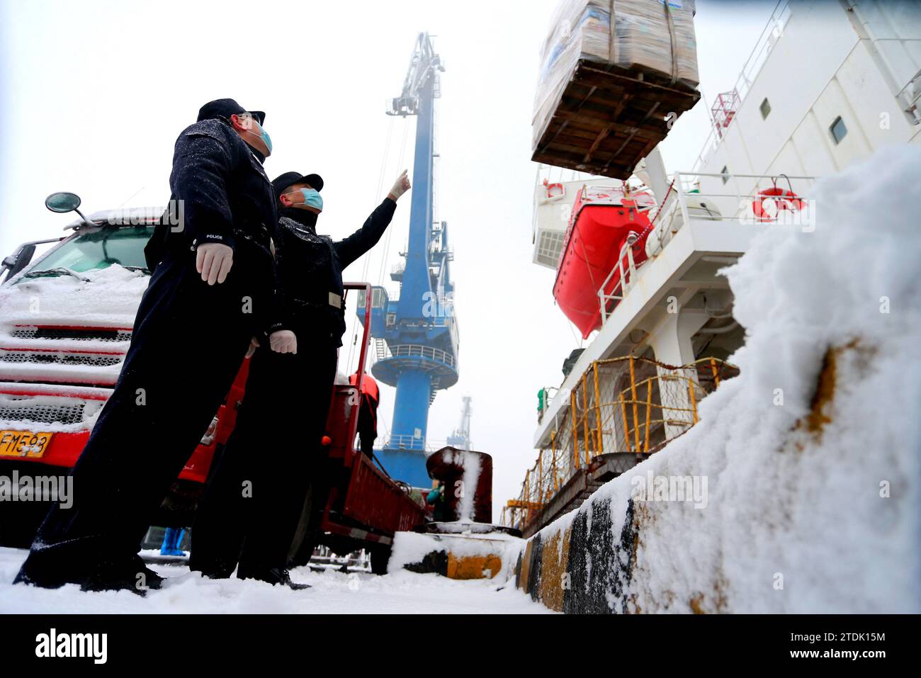 NANCHINO, CINA - 18 DICEMBRE 2023 - la polizia in servizio controlla l'area riservata del porto di Nanchino al posto di controllo del confine d'ingresso a Nanchino, Jiangs Foto Stock