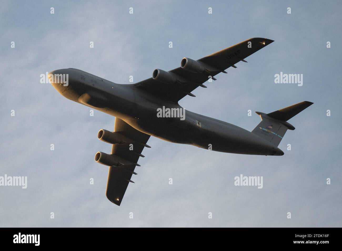 Un C5-M Super Galaxy pilotato da membri del 9th Airlift Squadron vola sopra un Wreaths attraverso l'America Honor Stop presso la Harrington Fire House vicino alla dover Air Force base, Delaware, 14 dicembre 2023. I membri della WAA fecero una sosta d'onore ad Harrington, DE, per un servizio commemorativo pubblico in onore dei membri caduti. (Foto U.S. Air Force di Mauricio Campino) Foto Stock