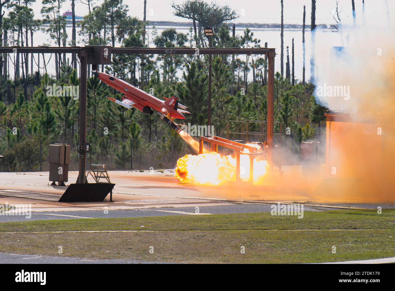 Un BQM-167A Subscale Aerial Target viene lanciato dalla Tyndall Air Force base, Florida, 8 dicembre 2023. Il sito di lancio è utilizzato dai membri del servizio e dagli appaltatori del 82° ATRS per lanciare e recuperare obiettivi su scala inferiore a supporto del programma di valutazione dei sistemi d'arma. (Foto dell'aeronautica militare statunitense di Venessa Armenta) Foto Stock