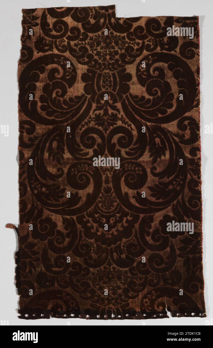 Tijp nero pressato con grandi figure floreali stilizzate circondate da foglie e fiori, anonimo, c. 1675 - c. 1700 Palo di lana di velluto nero su lino affetto, con un motivo pressato di grandi figure floreali stilizzate circondate da foglie e fiori. Scolorito in velluto rosso scuro (tessuto tessuto). lana. Lino (materiale) Palo di lana di velluto nera su fondo di lino, con un motivo pressato di grandi figure floreali stilizzate circondate da foglie e fiori. Scolorito in velluto rosso scuro (tessuto tessuto). lana. lino (materiale) Foto Stock