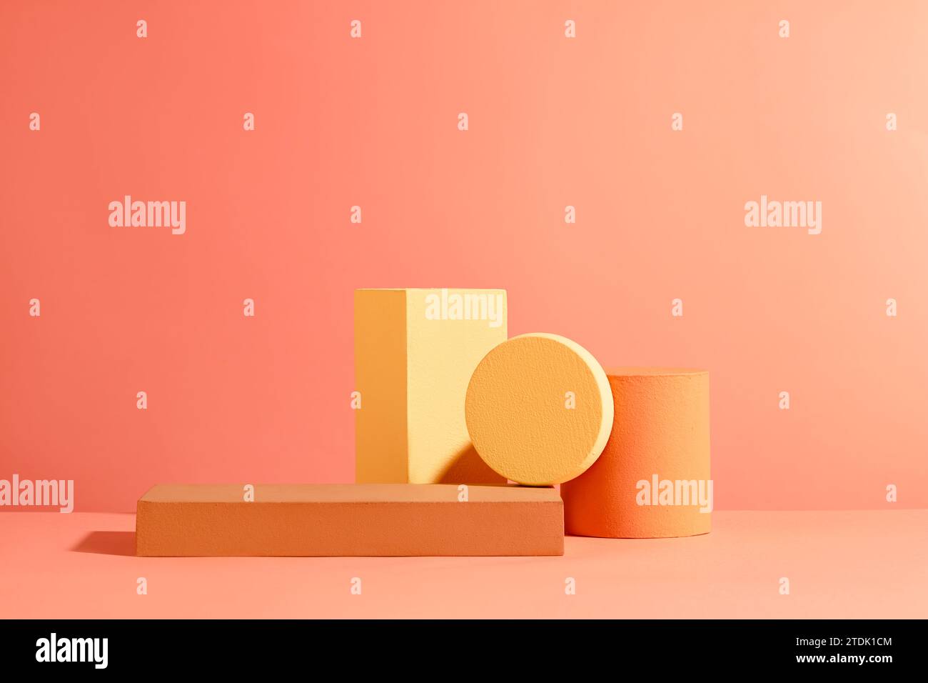 Sala rossa con podi dalle forme più realistiche. Scena minima per la presentazione del prodotto. Sfondo geometrico vettoriale. Stadio per la visualizzazione. Vista frontale. Foto Stock