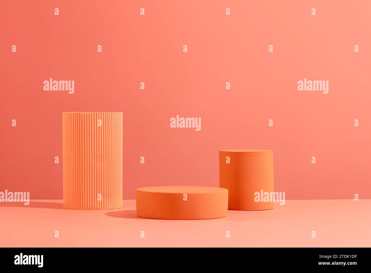 Un podio rotondo centrale offre ampio spazio per l'esposizione dei prodotti, incarnando il concetto di vetrina di cosmetici. Spazio per la copia disponibile per la pubblicità. Foto Stock