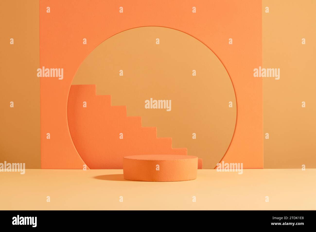 Un podio rotondo centrale offre ampio spazio per l'esposizione dei prodotti, incarnando il concetto di vetrina di cosmetici. Spazio per la copia disponibile per la pubblicità. Foto Stock