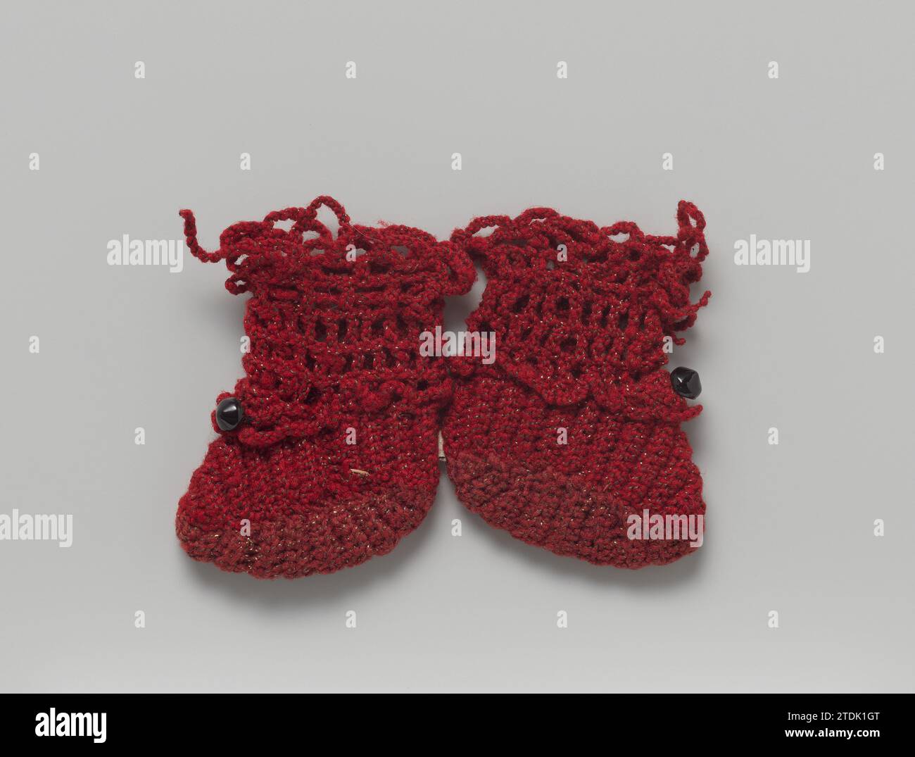 Paio di calzini rossi, anonimi, c. 1850 - c. 1920 i calzini hanno un nodo nero lucido sul piede e sono cuciti insieme con un'etichetta. Materiali tessili per i Paesi Bassi. Metallo le calze hanno un nodo nero lucido sul collo del piede e sono cucite insieme con un'etichetta. Materiali tessili per i Paesi Bassi. metallo Foto Stock