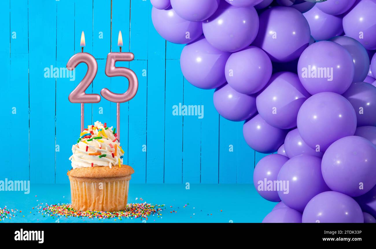 Biglietto di compleanno con candela numero 25, cupcake e palloncini Foto Stock
