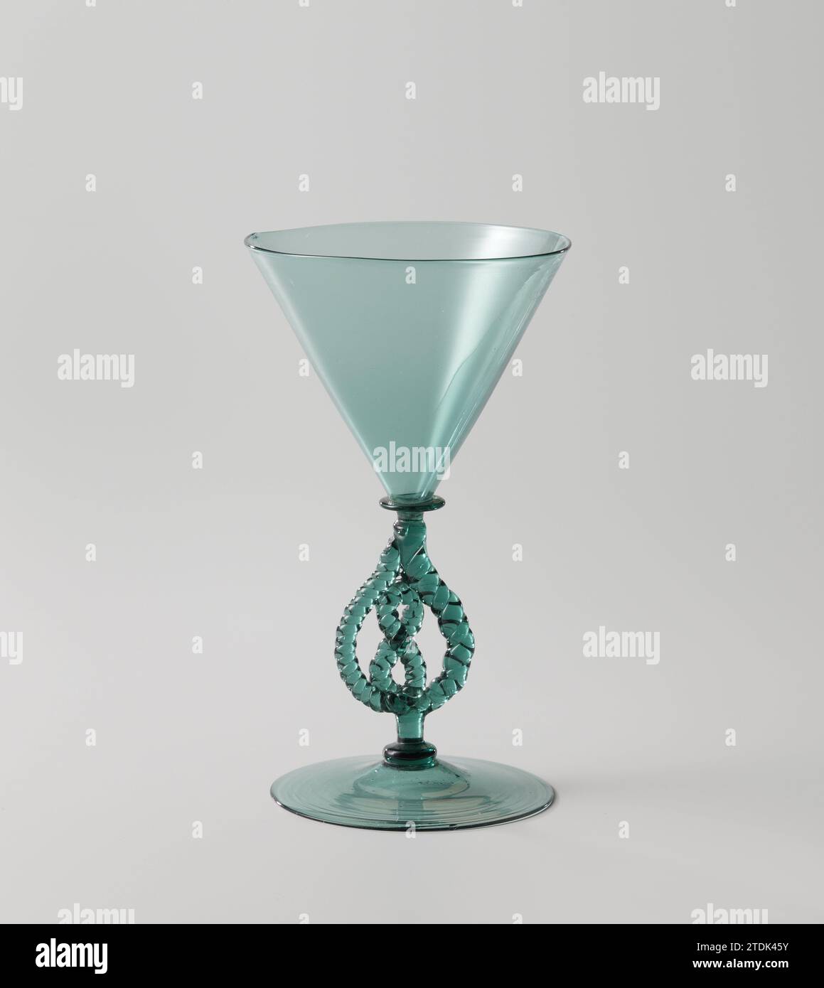 Vetro serpente con calice a forma di imbuto, anonimo, c. 1600 - c. 1700 vetro calice in vetro verde chiaro. Piatto. Il tronco è costituito da un filo disposto ad anelli. Calice a forma di imbuto. Vetro soffiato di vetro di Venezia vetro calice in vetro verde chiaro. Piatto. Il tronco è costituito da un filo disposto ad anelli. Calice a forma di imbuto. Vetro soffiato di Venezia Foto Stock