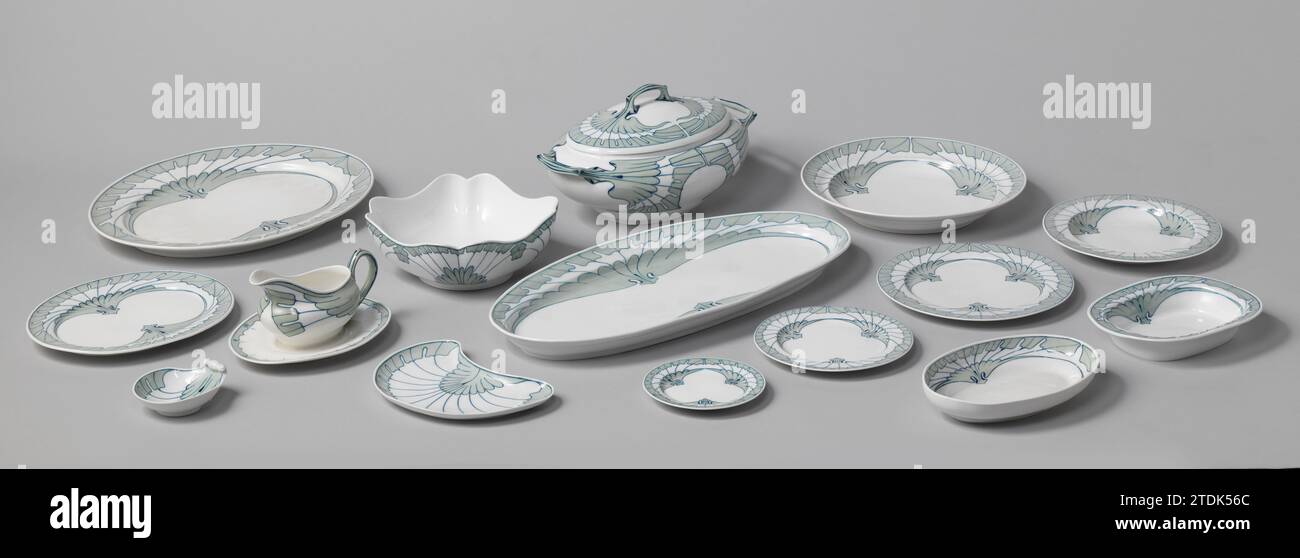 34 parti di un servizio con il decor Flügelmuster, Meisser Porzellan Manufaktur, 1901 34 parti di un Servier con il decor Flügelmuster. Tutte le parti sono contrassegnate. Porcellana galleggiante 34 parti di un Servier con il decor Flügelmuster. Tutte le parti sono contrassegnate. Frattazzo in porcellana Foto Stock