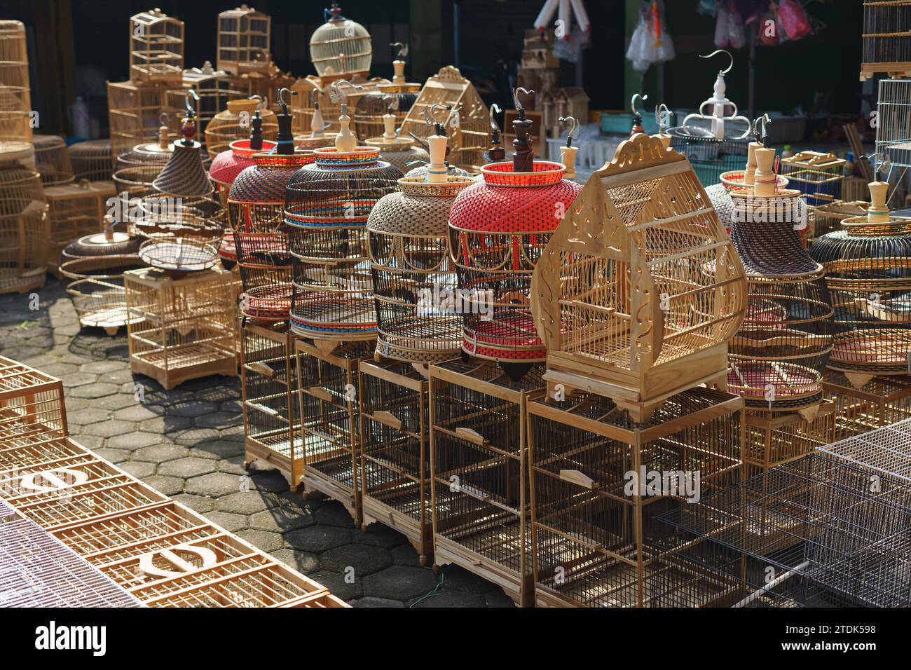 Varie gabbie di uccelli fatte di legno vendute sul mercato tradizionale degli animali Foto Stock
