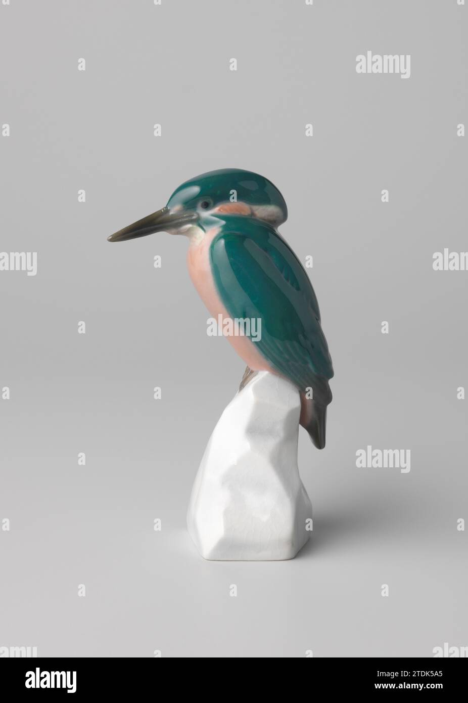 Figura in forma di kingfisher, Gebroeders Heubach, c. 1910 Figura in porcellana a forma di kingfisher in blu-verde e rosa su una roccia bianca. Contrassegnato da: Heubach Porzellan; numero di modello non chiaro. Firmato nel retro della roccia: Paul Zeiller. Contrassegnato con: Marchio di fabbrica Kunst Heubach Porzellan in verde, numero di modello 6845 (?). Porcellana leggera Figura di porcellana a forma di kingfisher in blu-verde e rosa su una roccia bianca. Contrassegnato da: Heubach Porzellan; numero di modello non chiaro. Firmato nel retro della roccia: Paul Zeiller. Contrassegnato con: Marchio di fabbrica Kunst Heubach Porzellan in verde, numero modello Foto Stock