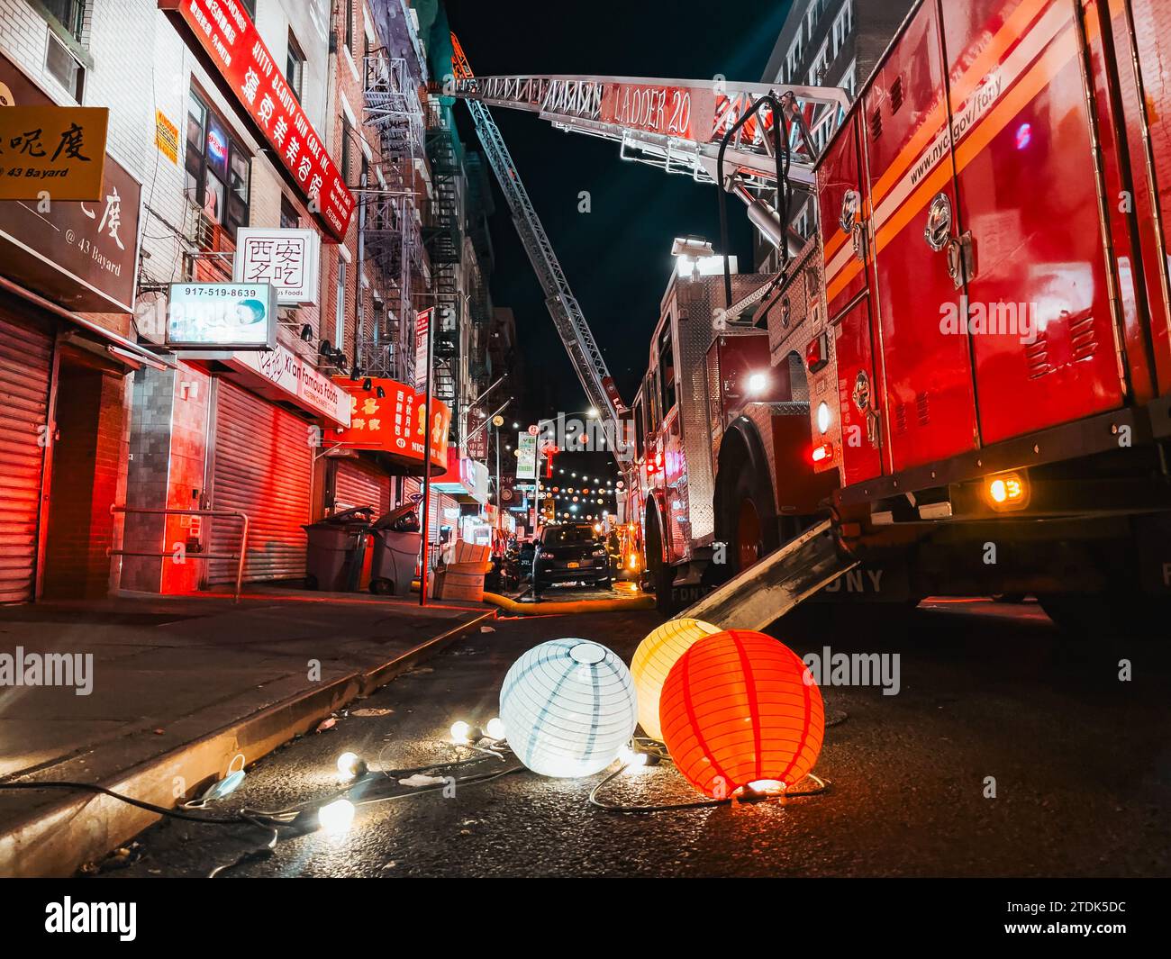 Le lanterne cinesi giacevano a terra a Chinatown, New York, dopo essere state rimosse per consentire a un camion FDNY di estendere la sua scala mentre combatteva un incendio Foto Stock