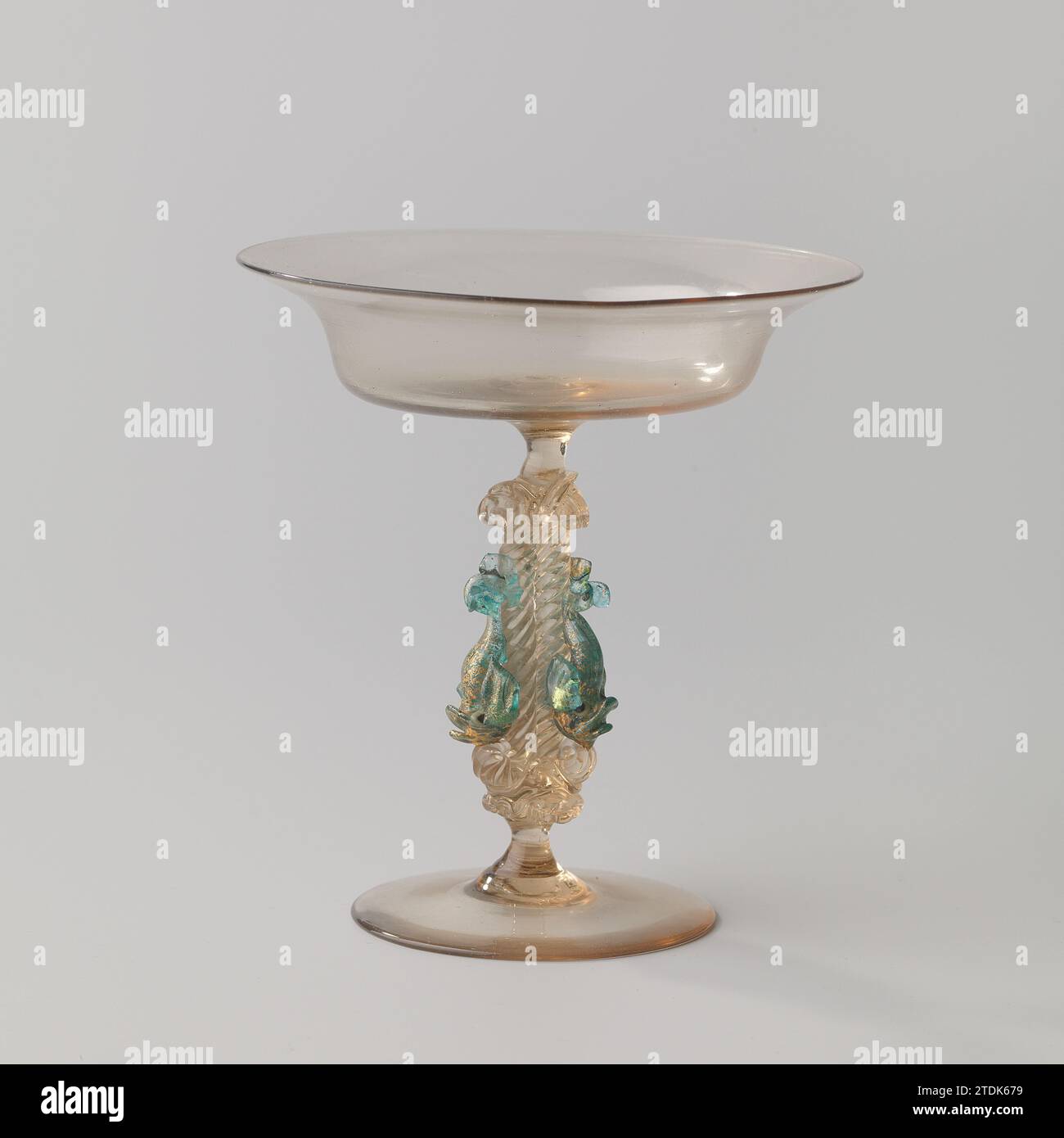 Tazza con tronco con tre delfini, anonimi, c. 1800 - c. 1900 piatto. Stam composto da tre fili intrecciati. Su ogni filo un delfino di vetro blu con doratura; occhi di vetro verde e nero. Calice a forma di scala con ampio bordo piegato. Vetro soffiato/dorato di Venezia piatto. Stam composto da tre fili intrecciati. Su ogni filo un delfino di vetro blu con doratura; occhi di vetro verde e nero. Calice a forma di scala con ampio bordo piegato. Vetro di Venezia soffiato/dorato Foto Stock