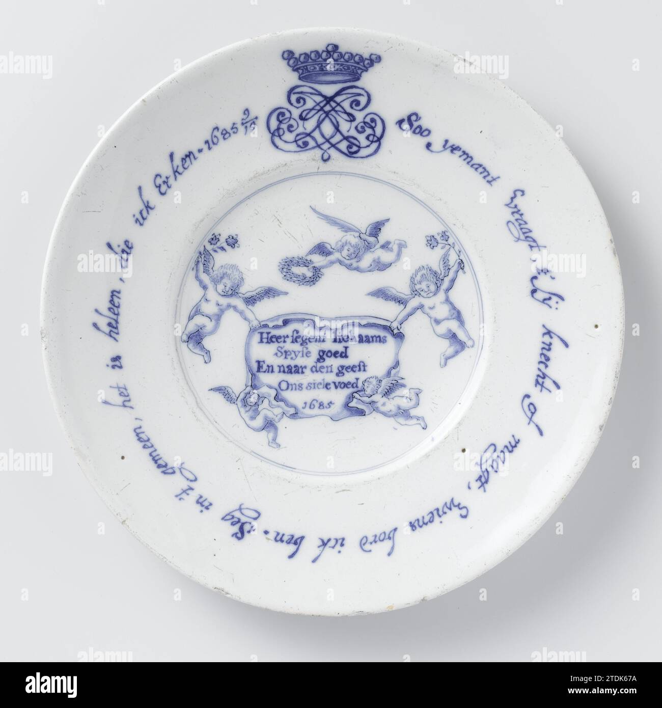 Targa, anonima, 1685 targa di Faia, dipinta in blu con un cartiglio indossato dagli angeli con iscrizione; sul bordo un'iscrizione e un monogramma coronato. Datato: 9-19 1685. Delft. Piatto di Faenza, dipinto in blu con un cartiglio indossato dagli angeli con iscrizione; sul bordo un'iscrizione e un monogramma coronato. Datato: 9-19 1685. Delft. Foto Stock