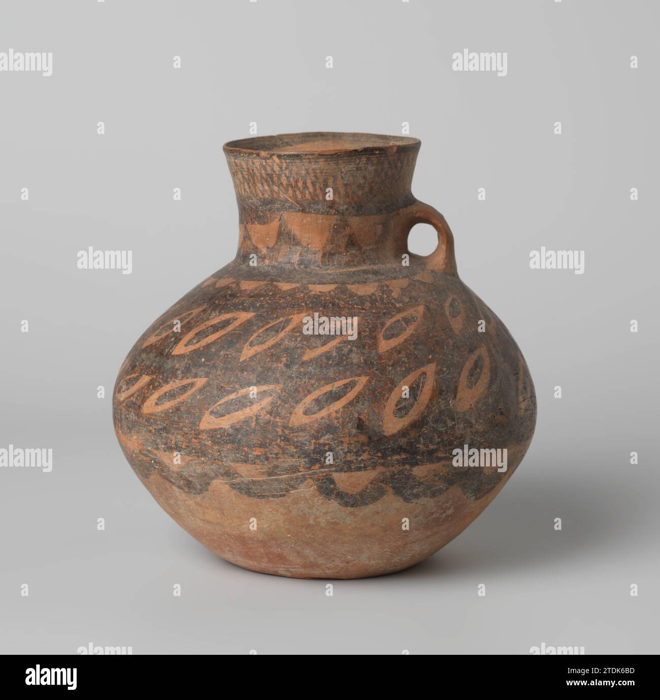 Due vasetti, anonimi, c. -3300 - c. -2050 caraffa di passaggio con un orecchio di ceramica rossa, dipinta di nero con, tra le altre cose, un motivo di seta e un garlande ondulato. La parte inferiore non è verniciata. Dipinti in terracotta Pass Jug con un orecchio di ceramica rossa, dipinto in nero con, tra le altre cose, un motivo in seta e un garlande ondulato. La parte inferiore non è verniciata. Loro stessi pitture di terracotta Foto Stock