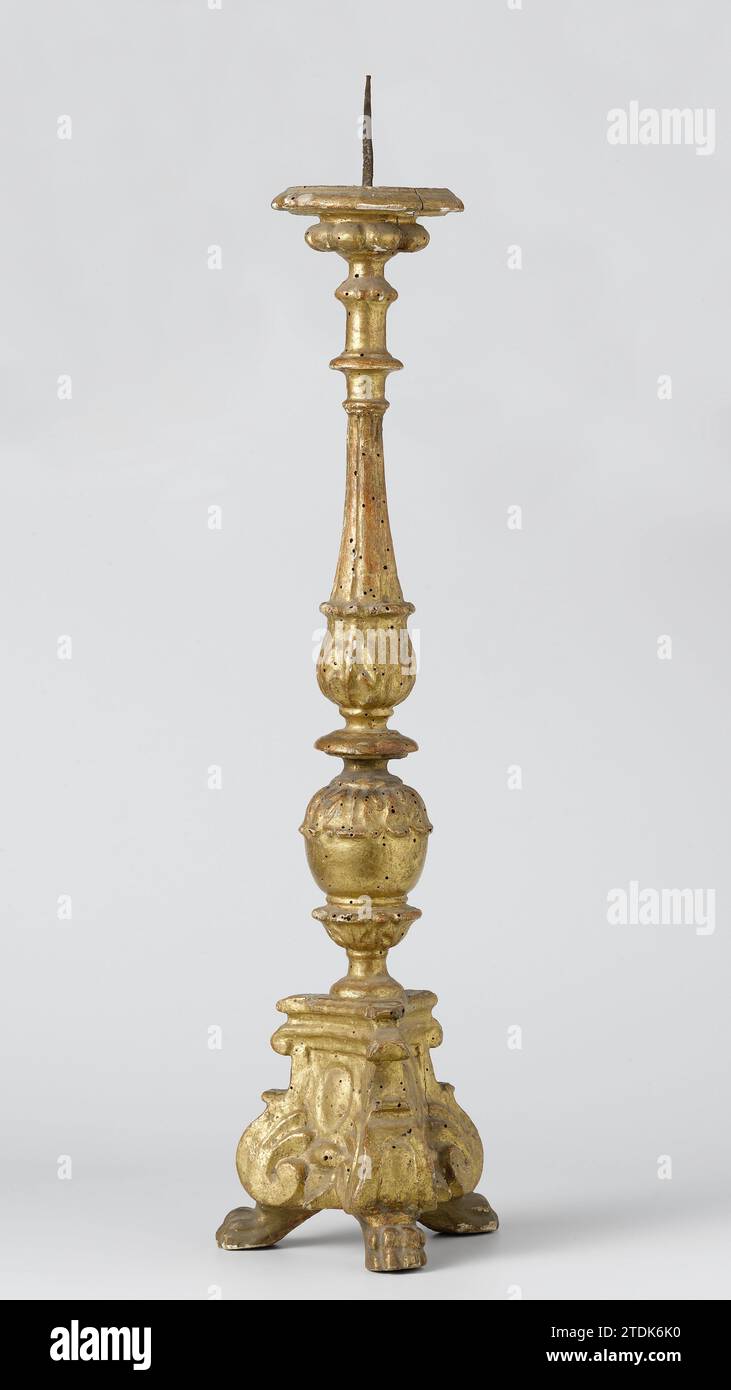 Torchère van Gilded Lindenhout, Anonimo, c. 1600 - c. 1699 Torchère da Gilded Lindenhout. Su tre raggi, le zampe a artiglio sono la base a tre mani, decorata agli angoli con volute attorcigliate e su ciascuna delle aree con un medaglione. Su questa è presente una piastra di rivestimento triangolare con fianchi concavi sbiaditi, su cui è presente l'albero, che è costituito dalle seguenti sezioni: una parte a forma di coppa con un bordo seghettato, un melograno inverso, un disco, un bottone di acanto, da cui un bastone di colonna cannuto, che termina in quattro anelli di diverso diametro, mentre il terzo e il quarto sono decorativi Foto Stock